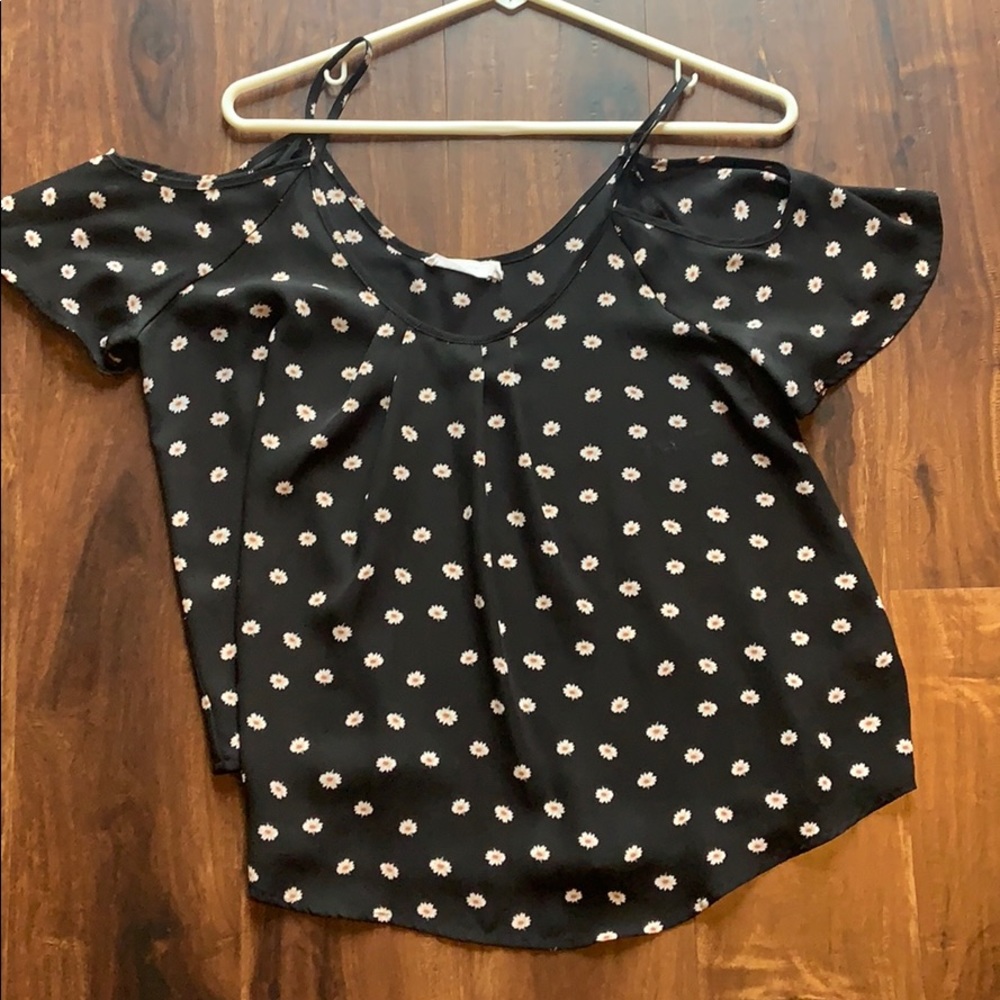 Black Daisy cold shoulder crop